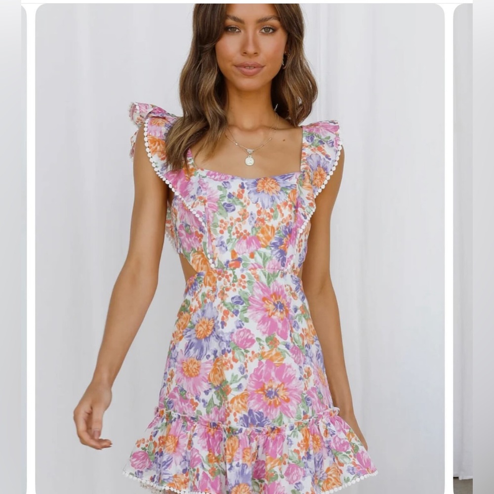 Hello Molly Flower Dress!! Size Medium, Worn once